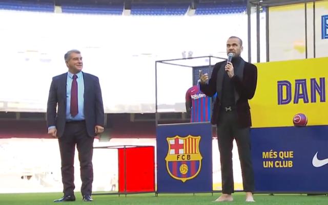 开云登录入口-阿尔维斯赤脚亮相诺坎普 超10000人迎接传奇回归！