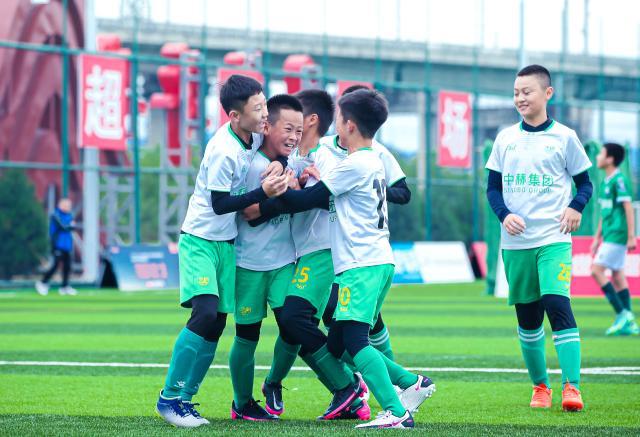 1633517391355079500.jpg Kaiyun中国官网-降温降雨挡不住少年绿茵热情 北京百队杯落下帷幕