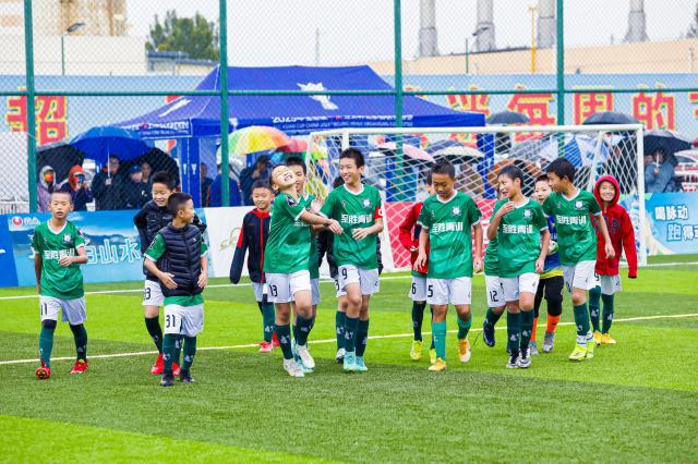 1633517232347025940.jpg Kaiyun中国官网-降温降雨挡不住少年绿茵热情 北京百队杯落下帷幕