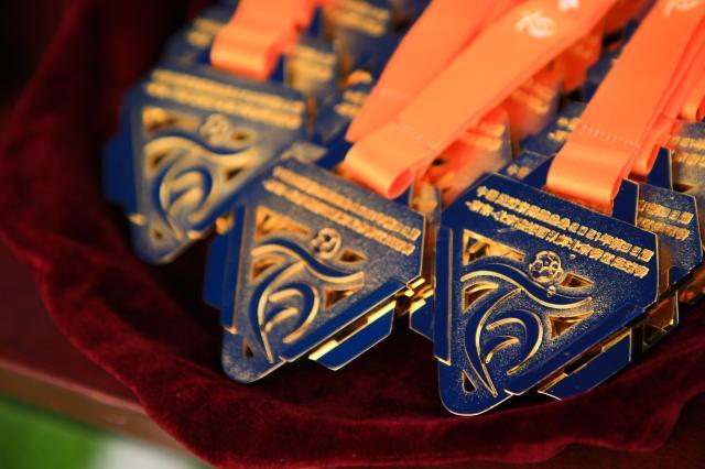 1633517173821041247.jpg Kaiyun中国官网-降温降雨挡不住少年绿茵热情 北京百队杯落下帷幕