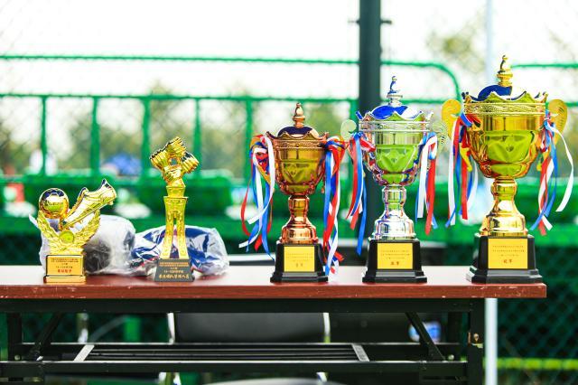 1633517199110084167.jpg Kaiyun中国官网-降温降雨挡不住少年绿茵热情 北京百队杯落下帷幕