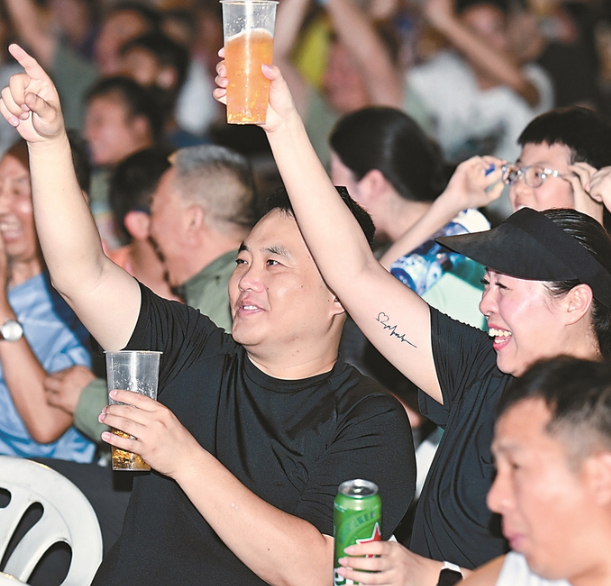 开云登录入口-天下文枢,享受狂欢—— “苏超”让南京另一面破壁而出|足球|江苏省城市足球联赛|江苏足球联赛|球迷|球员_新浪体育_新浪新闻