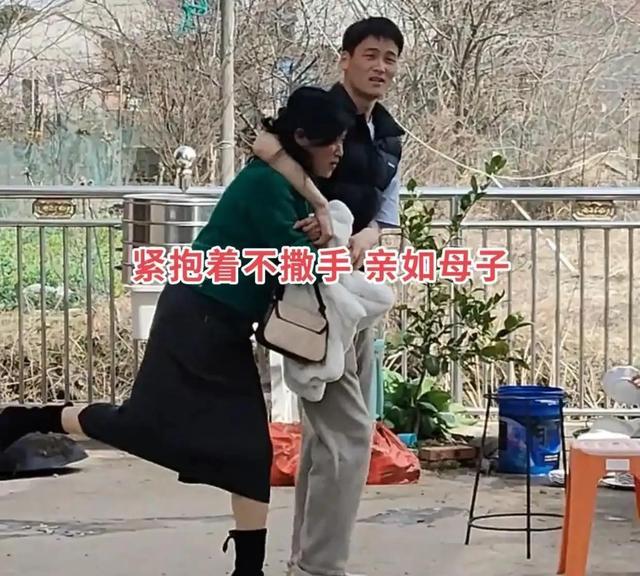 开云登录入口-女婿当众搂腰挽留丈母娘，10天后评论区还在吵：这算亲？还是越界