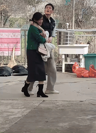 开云登录入口-女婿当众搂腰挽留丈母娘，10天后评论区还在吵：这算亲？还是越界