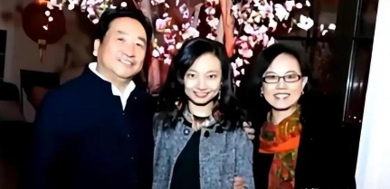 开云登录入口-75岁姜昆近况曝光，与46岁单身爱女相依为命，晚年日子太让人羡慕