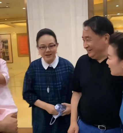 开云登录入口-75岁姜昆近况曝光，与46岁单身爱女相依为命，晚年日子太让人羡慕